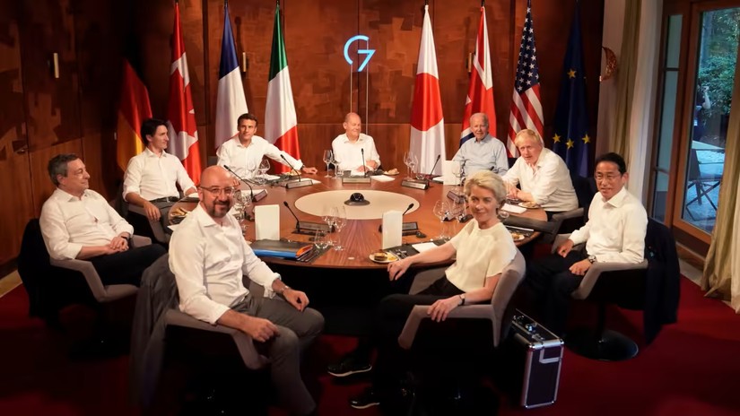 Lãnh đạo các nước G7 ăn tối tại Lâu đài Elmau ở Kruen, Garmisch-Partenkirchen, Đức, ngày 26/6. Ảnh: Reuters