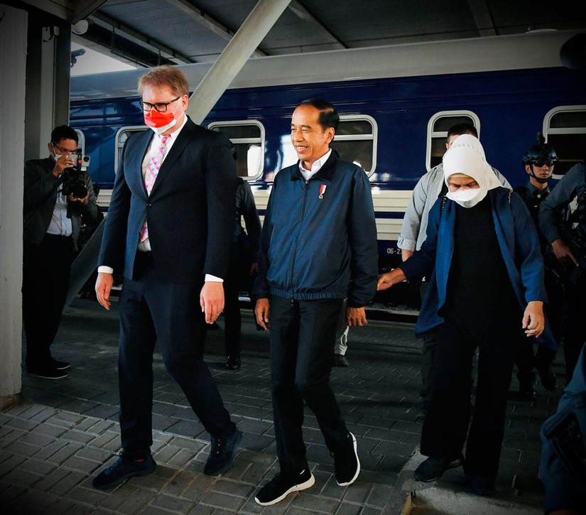 Tổng thống Widodo cùng phu nhân đến thủ đô Kiev, Ukraine. Ảnh: Văn phòng Tổng thống Indonesia