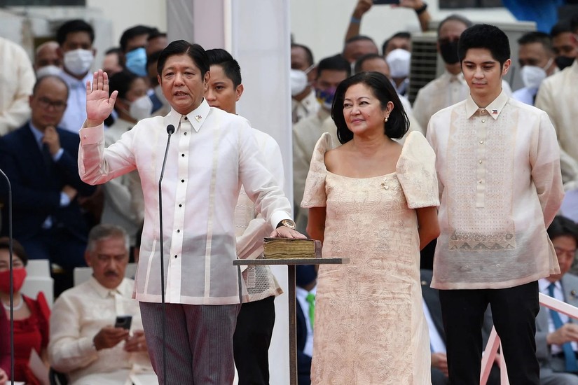 Ông Ferdinand Marcos Jr tuyên thệ nhậm chức Tổng thống Philippines ngày 30/6. Ảnh: AFP