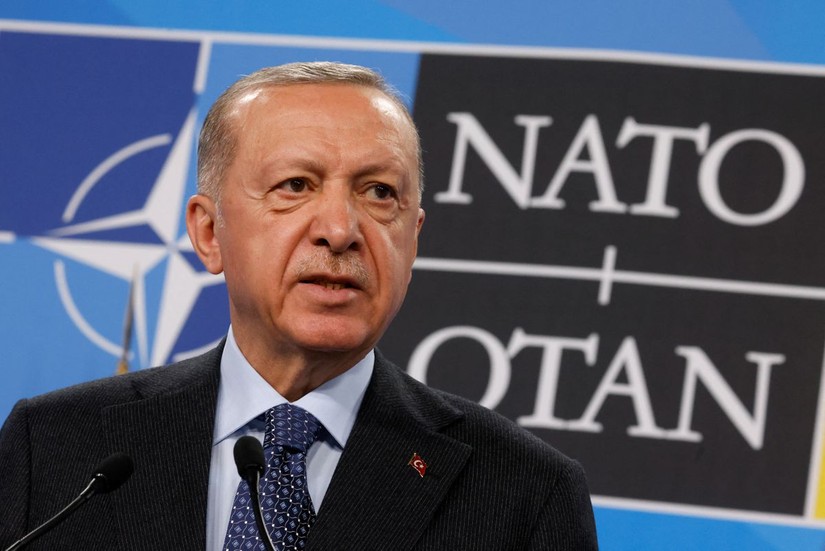 Tổng thống Thổ Nhĩ Kỳ Recep Tayyip Erdogan phát biểu tại hội nghị thượng đỉnh NATO ở Madrid, Tây Ban Nha, ngày 30/6. Ảnh: Reuters