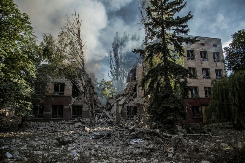 Khung cảnh đổ nát sau trận giao tranh giữa các lực lượng tại thành phố Lysychansk, tỉnh Lugansk, Ukraine, ngày 17/6. Ảnh: Reuters 
