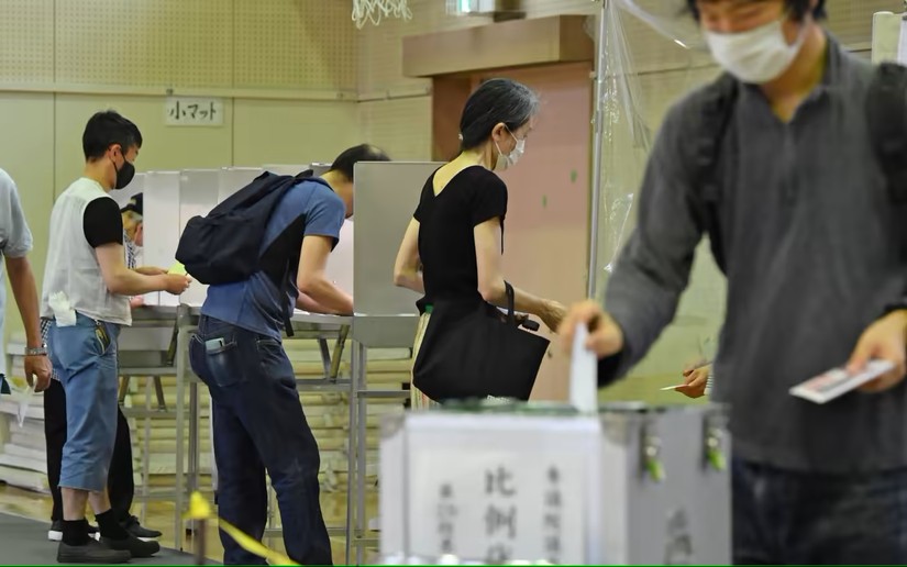 Người dân bỏ phiếu tại một điểm bỏ phiếu ở Tokyo, Nhật bản, ngày 10/7. Ảnh: Nikkei Asia