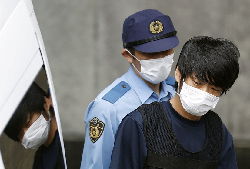 Nghi phạm Yamagami Tetsuya được áp giải rời đồn cảnh sát ở thành phố Nara, Nhật Bản, ngày 10/7. Ảnh: Reuters