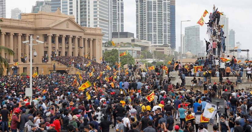 Hàng nghìn người Sri Lanka tham gia biểu tình. Ảnh: Twitter @Trudeaus_Ego