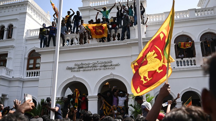Người biểu tình tràn vào văn phòng của Thủ tướng Ranil Wickremesinghe hôm 13/7. Ảnh: AFP 
