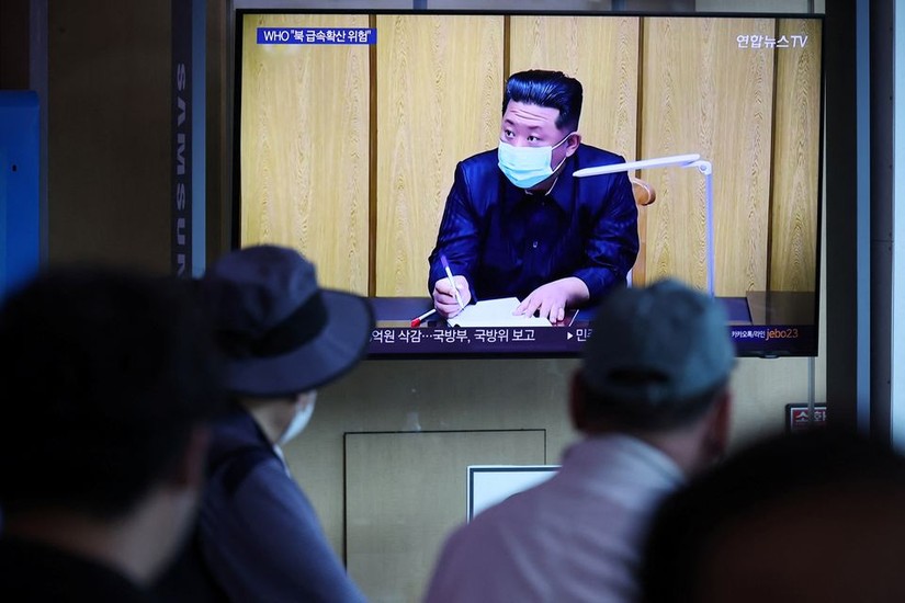 Một bản tin về dịch bệnh Covid-19 tại Triều Tiên. Ảnh: Reuters