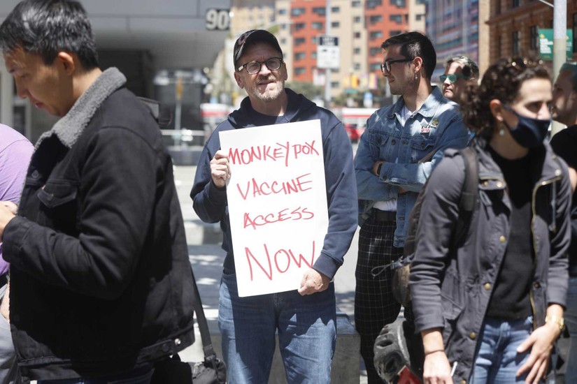 Một người đàn ông cầm tấm biển kêu gọi tăng cường tiếp cận với vaccine đậu mùa khỉ tại một cuộc biểu tình ở San Francisco, Mỹ. Ảnh: AP