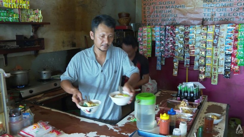 Ông Agus Mulyadi phục vụ mì gói tại quán cà phê của mình ở nam Jakarta, Indonesia. Ảnh: CNA