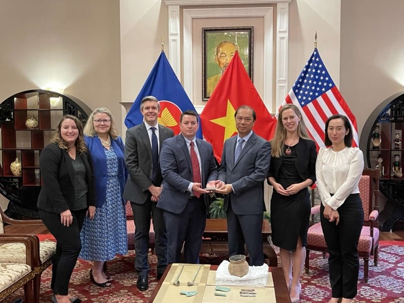 Lễ tiếp nhận cổ vật, hiện vật văn hóa tại Đại sứ quán Việt Nam tại Mỹ. Ảnh: ĐSQ Việt Nam tại Mỹ