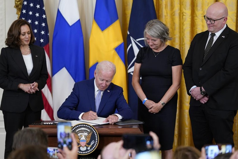Mỹ trở thành nước thứ 23 phê chuẩn tư cách thành viên NATO cho Phần Lan và Thụy Điển. Ảnh: AP
