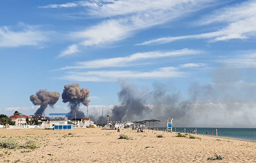 Khói đen bốc lên từ khu vực xảy ra vụ nổ tại căn cứ không quân Nga, gần Novofyodorovka, bán đảo Crimea, ngày 9/8. Ảnh: TASS