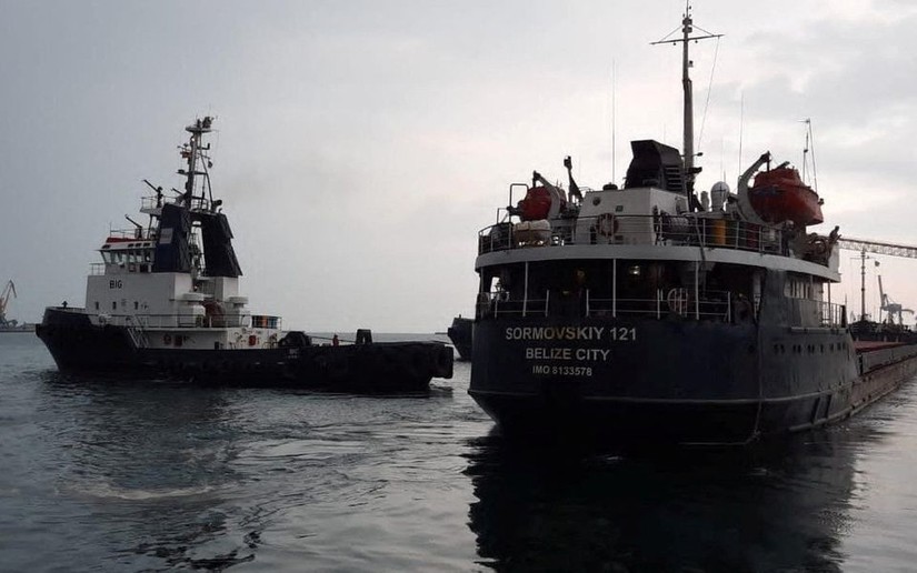 Tàu hàng tổng hợp Sormovsky mang cờ hiệu Belize tại cảng biển Chornomorsk chở lúa mì, ngày 12/8. Ảnh: Reuters