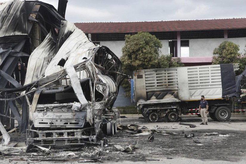 Chiếc xe bồn chở dầu bị cháy tại một trạm xăng ở tỉnh Pattani, miền nam Thái Lan. Ảnh: Reuters