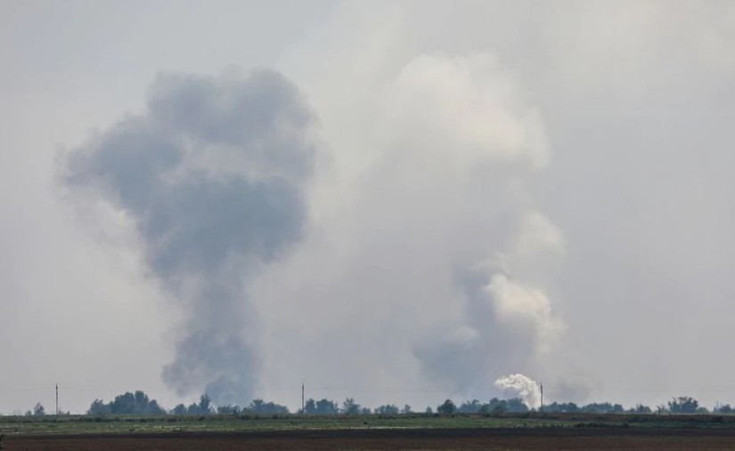 Khói bốc lên từ kho đạn của Nga ở làng Maiskoye, vùng Dzhankoi, bán đảo Crimea, ngày 16/8. Ảnh: Reuters.