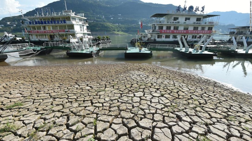 Một đoạn sông Dương Tử tại Vân Dương, Trùng Khánh khô cạn nước, ngày 16/8. Ảnh: CNN