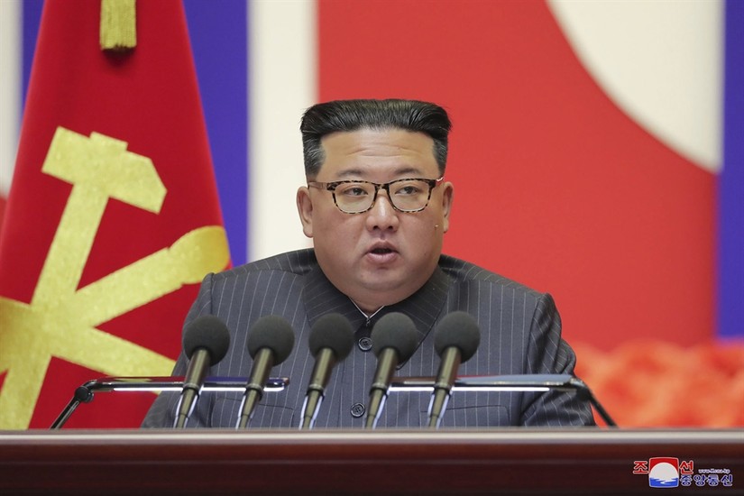 Nhà lãnh đạo Triều Tiên Kim Jong-un phát biểu trong cuộc họp quốc gia về các biện pháp chống dịch ở Bình Nhưỡng, ngày 10/8. Ảnh: KCNA