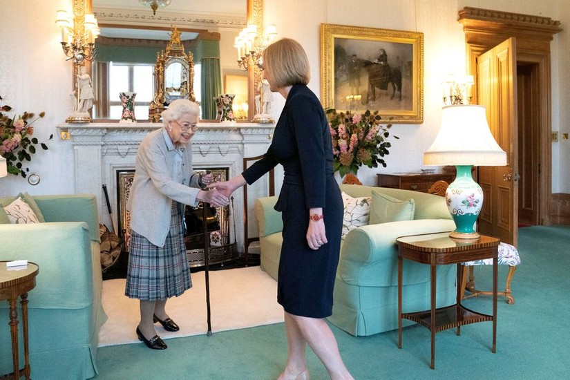 Nữ hoàng Anh Elizabeth II bắt tay bà Liz Truss tại lâu đài Balmoral, Scotland. Ảnh: Reuters