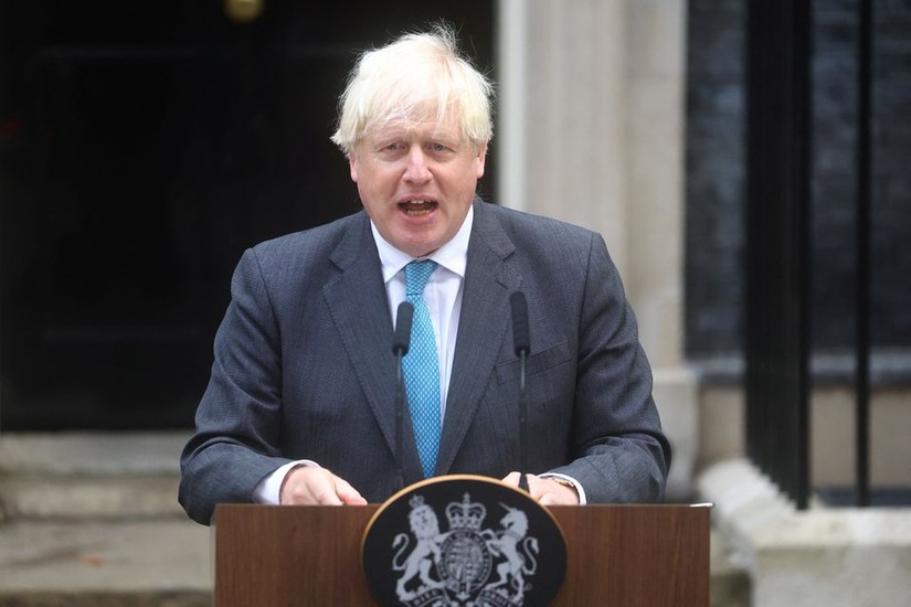 Thủ tướng Anh Boris Johnson phát biểu trước Văn phòng Thủ tướng ở số 10 phố Downing. Ảnh: Reuters