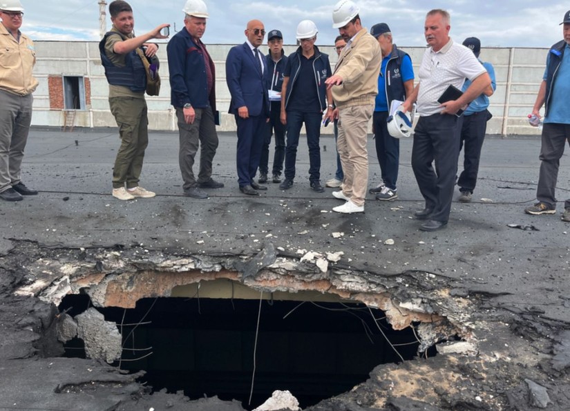 Nhóm thanh sát viên IAEA bao gồm Tổng Giám đốc IAEA Rafael Mariano Grossi (giữa), quan sát thiệt hại do trận pháo kích vào một tòa nhà tại nhà máy điện hạt nhân Zaporizhzhia. Ảnh: IAEA