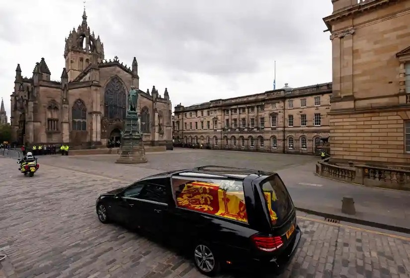 Xe chở linh cữu Nữ hoàng Anh Elizabeth II đi qua Nhà thờ St Giles, Edinburgh - nơi người dân sẽ được vào viếng thăm bà từ ngày 12/9. Ảnh: AFP