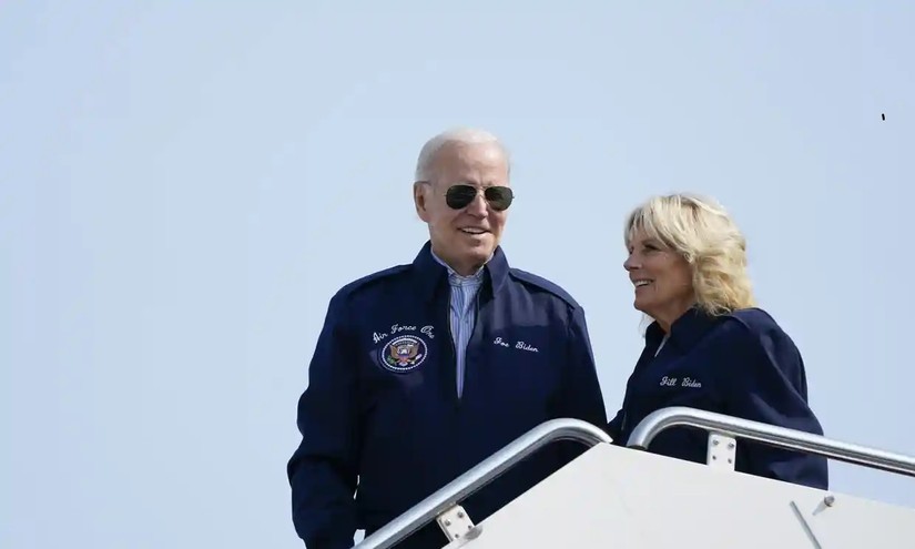 Tổng thống Mỹ Joe Biden và Đệ nhất Phu nhân Jill Biden lên chuyên cơ Air Force One để đến London, ngày 17/9. Ảnh: AP