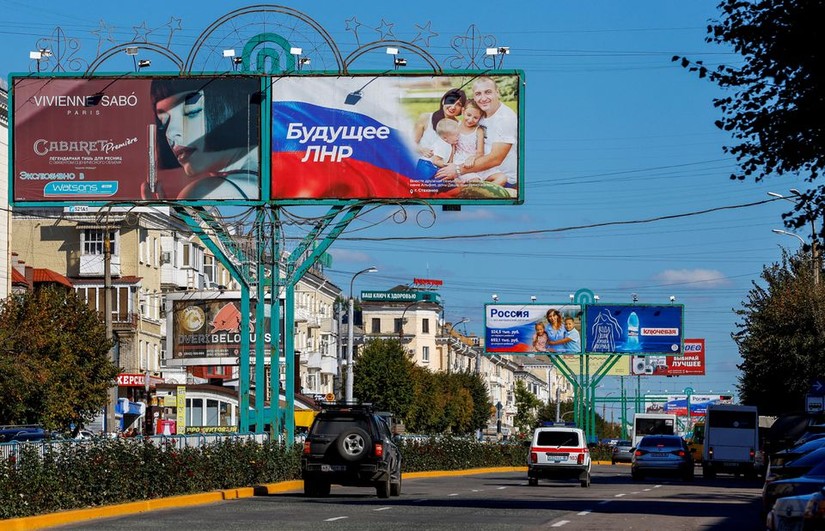 Một con phố có biển hiệu ủng hộ Nga tại vùng Lugansk, Ukraine, ngày 20/9. Ảnh: Reuters