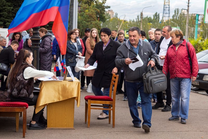 Người dân xếp hàng chờ tại một điểm bỏ phiếu ở Lugansk, Ukraine, ngày 24/9. Ảnh: AP