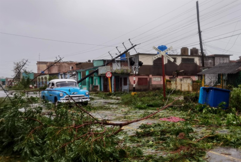 Hệ thống lưới điện Cuba bị sập sau khi bão Ian đổ bộ. Ảnh: Reuters