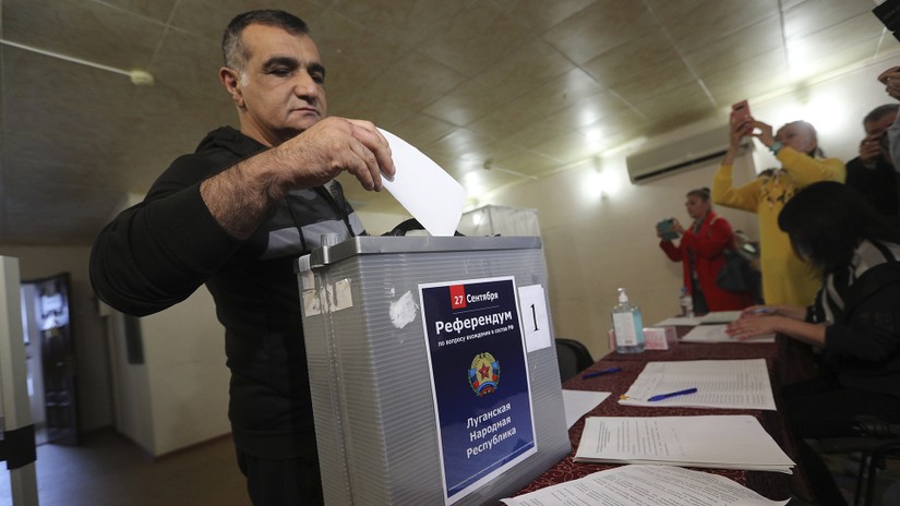 Một người dân tại vùng ly khai Ukraine bỏ phiếu về việc sáp nhập Nga. Ảnh: AP