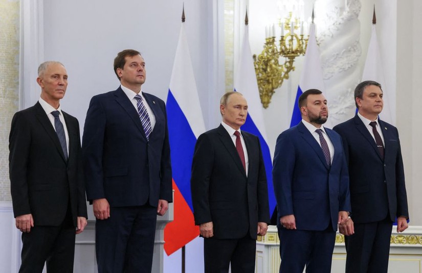 Tổng thống Nga Vladimir Putin (giữa) và 4 lãnh đạo vùng Lugansk, Donetsk, Kherson, Zaporizhia tại lễ ký kết, ngày 30/9. Ảnh: Từ trái qua phải: Lãnh đạo của Khu vực Kherson và Zaporizhzhia, Vladimir Saldo và Evgeny Balitsky, Tổng thống Nga Vladimir Putin (giữa), người đứng đầu Donetsk và Lugansk, Denis Pushilin và Leonid Pasechnik. Ảnh: AP