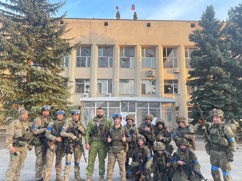 Các binh sĩ Ukraine chụp ảnh tại một tòa nhà ở thành phố Lyman, tỉnh Donetsk, ngày 1/10. Ảnh: Reuters