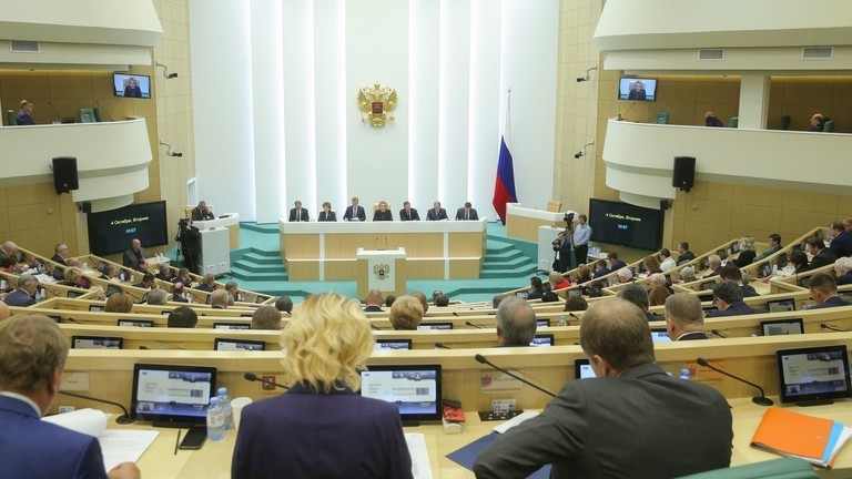 Các nghị sỹ Hội đồng Liên bang Nga (Thượng viện) tham dự phiên họp phê chuẩn hiệp ước sáp nhập các vùng Donetsk, Kherson, Lugansk và Zaporizhzhia của Ukraine vào Nga Ảnh: Reuters