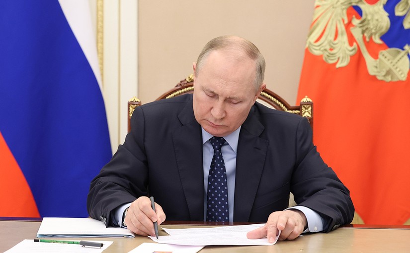 Tổng thống Nga Vladimir Putin ký ban hành luật sáp nhập 4 tỉnh Ukraine. Ảnh: Sputnik 
