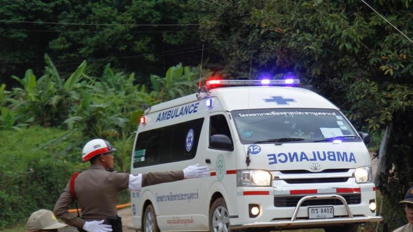 Xe cứu thương tiến vào nơi xảy ra vụ xả súng đẫm máu ở Thái Lan. Ảnh: EPA