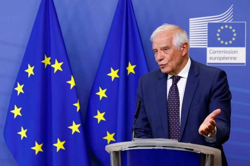 Người đứng đầu chính sách đối ngoại của EU Jossep Borrell phát biểu trước truyền thông về cuộc khủng hoảng Ukraine. Ảnh: Reuters
