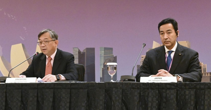 Bộ trưởng Thương mại và Công nghiệp Singapore Gan Kim Yong (trái) và Bộ trưởng Chính sách Kinh tế và Tài khóa Nhật Bản Daishiro Yamagiwa trong một cuộc họp báo tại Singapore, ngày 8/10. Ảnh: Kyodo