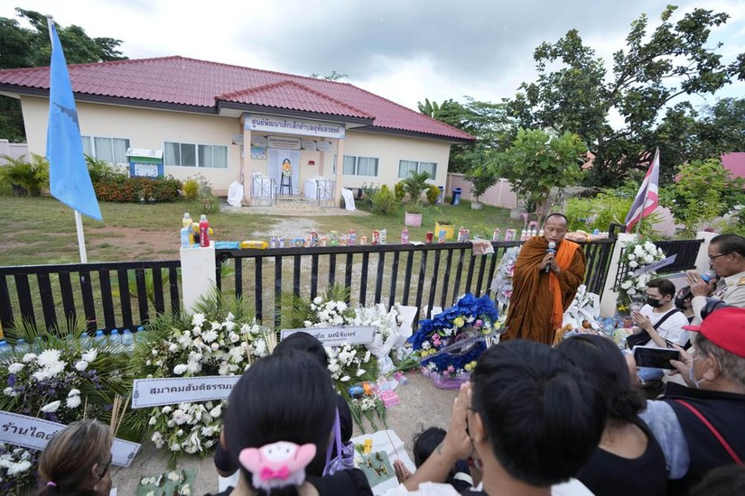Người thân của các nạn nhân trong vụ xả súng tập trung cầu nguyện tại khu vực bên ngoài nhà trẻ ở Uthai Sawan, tỉnh Nong Bua Lamphu, Thái Lan, ngày 9/10. Ảnh: AP