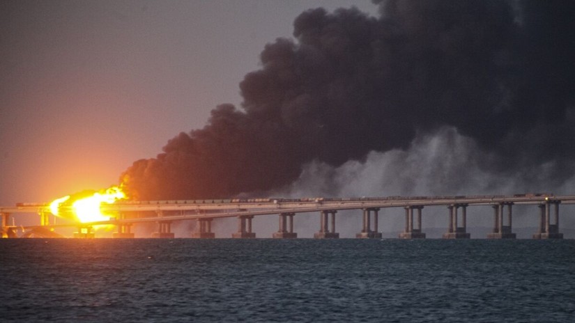 Ngọn lửa và khói bốc lên từ cầu Crimea, nối đất liền Nga và bán đảo Crimea, ngày 8/10. Ảnh: AP