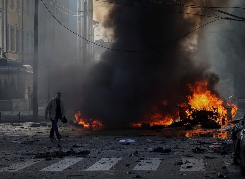 Chiếc ô tô bốc cháy tại thủ đô Kiev, ngày 10/10. Ảnh: Reuters
