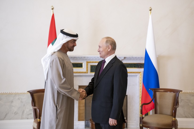Tổng thống Các tiểu vương quốc Arab Thống nhất (UAE) Mohammed bin Zayed al-Nahyan gặp Tổng thống Nga Vladimir Putin tại thành phố St. Petersburg, ngày 11/10. Ảnh: WAM