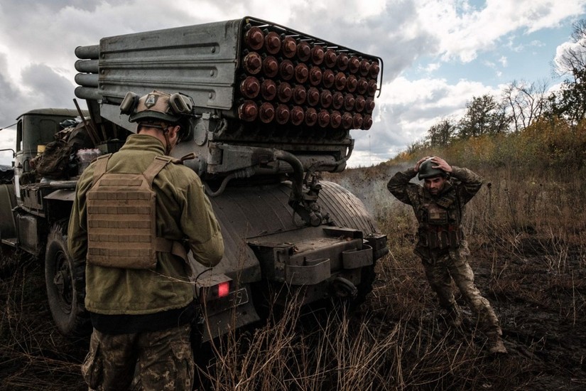Binh sĩ Ukraine khai hỏa hệ thống tên lửa phóng loạt BM-21 ở Kharkov, ngày 4/10. Ảnh: AFP