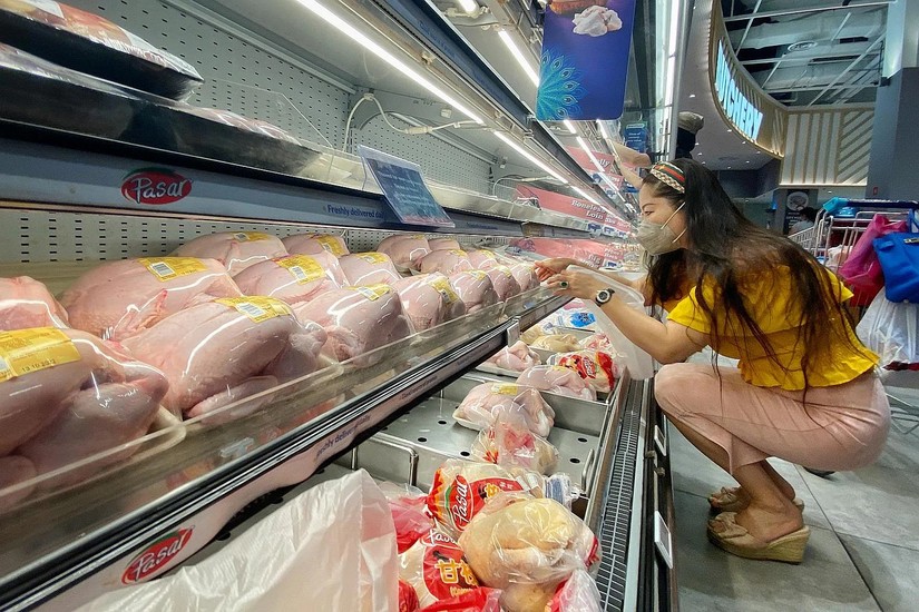 Thịt gà tươi Malaysia được bày bán tại siêu thị Singapore, ngày 13/10. Ảnh: Straits Times