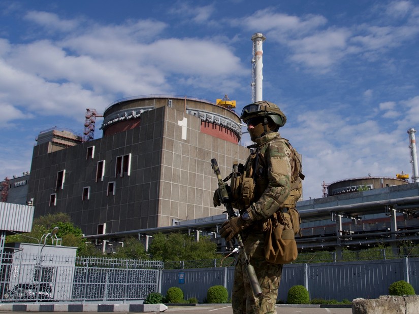 Binh sĩ Nga đi tuần bên ngoài nhà máy điện hạt nhân Zaporizhzhia. Ảnh: AFP