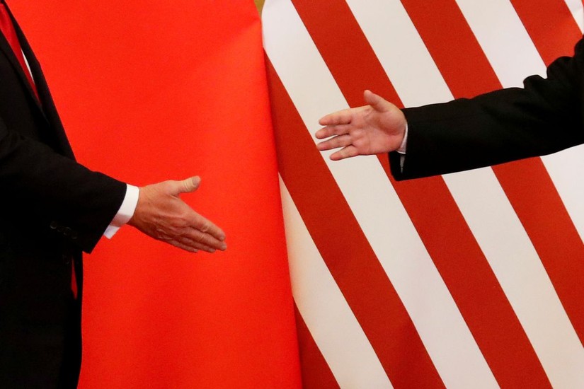 Cựu Tổng thống Mỹ Donald Trump và Chủ tịch Trung Quốc Tập Cận Bình bắt tay sau khi đưa ra tuyên bố chung tại Đại lễ đường Nhân dân ở Bắc Kinh, Trung Quốc, 11/2017. Ảnh: Reuters