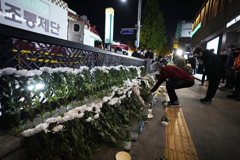 Những bó hoa viếng các nạn nhân trong vụ giẫm đạp tại Itaewon, Hàn Quốc. Ảnh: AP