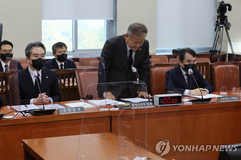 Bộ trưởng Nội vụ và An toàn Hàn Quốc Lee Sang-min cúi đầu xin lỗi sau thảm kịch giẫm đạp. Ảnh: Yonhap