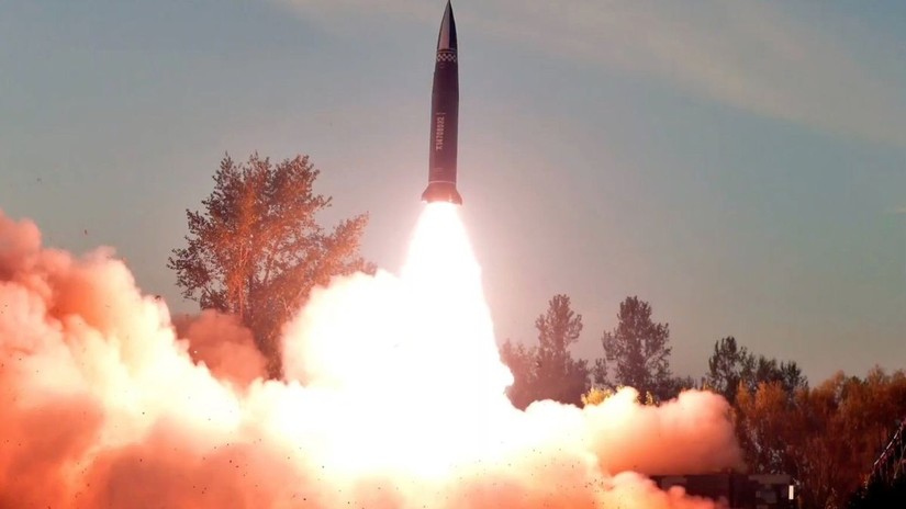 Triều Tiên phóng tên lửa đạn đạo ra biển. Ảnh: EyePress News