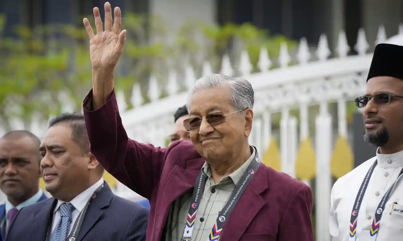 Cựu Thủ tướng Malaysia Mahathir Mohamad, 97 tuổi, tuyên bố tranh cử nhiệm kỳ 3. Ảnh: AP
