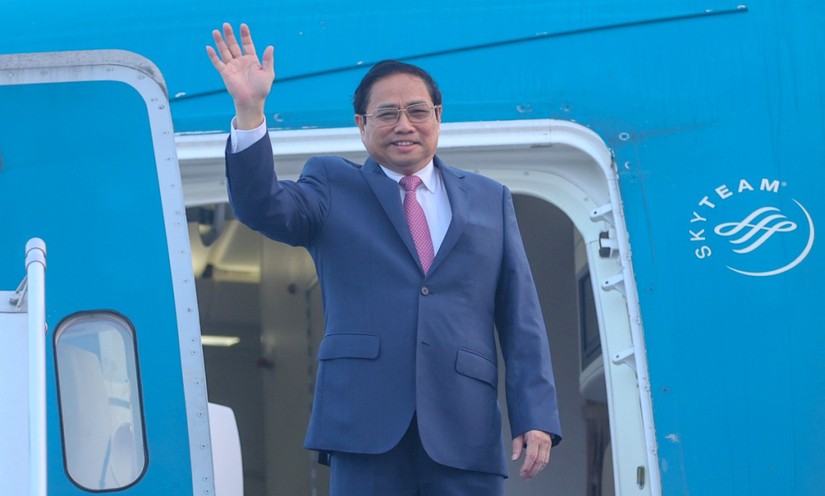 Thủ tướng Phạm Minh Chính lên máy bay tại sân bay Nội Bài sáng 8/11. Ảnh: VGP