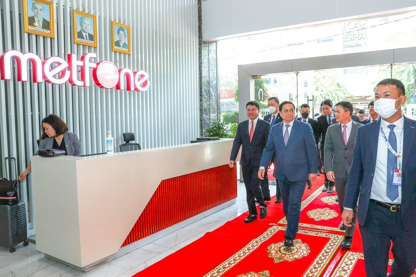 Thủ tướng Phạm Minh Chính tới thăm trụ sở Công ty Viettel Campuchia (Metfone). Ảnh: Nhật Bắc